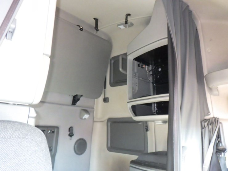 2020-volvo-vnl-760-image-4