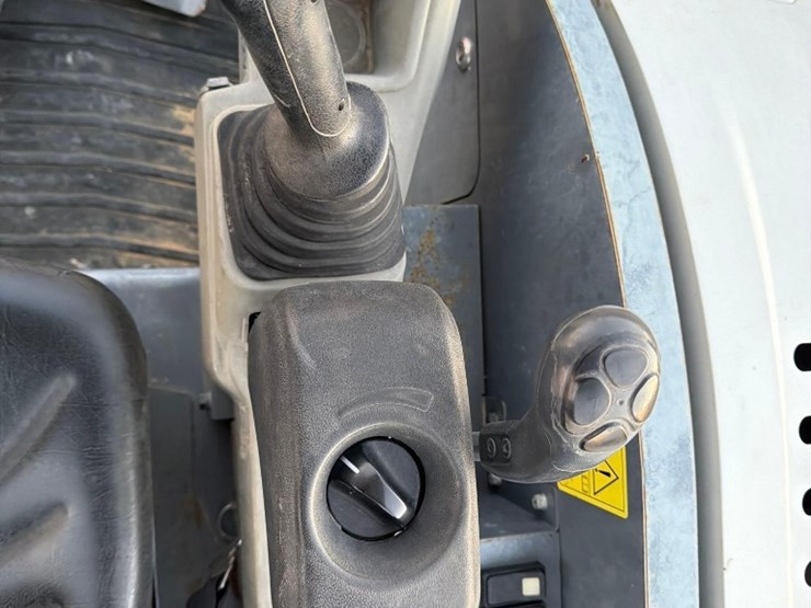 2020-takeuchi-tb230-image-12