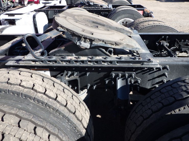 2021-volvo-vnl-300-image-16