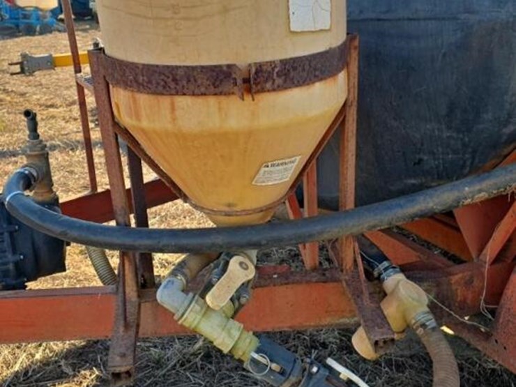 1000-gallon-nurse-tank-on-trailer-w/-briggs-&-stratton-motor-image-9