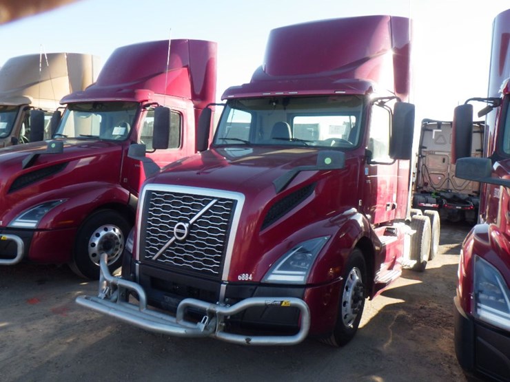 2022-volvo-vnl-300-image-1