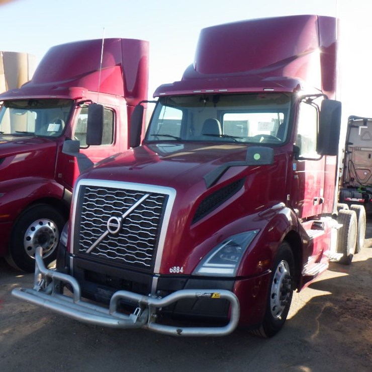 2022 VOLVO VNL 300