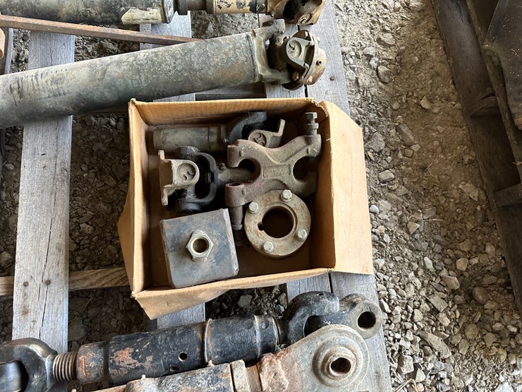 #35884-•-lot-of-drive-shafts,-top-link-and-dent-puller-image-4