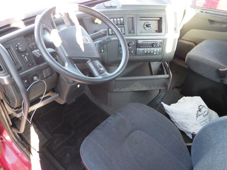 2021-volvo-vnl-300-image-21