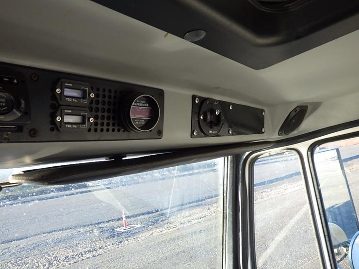 1997-freightliner-fl70-image-34