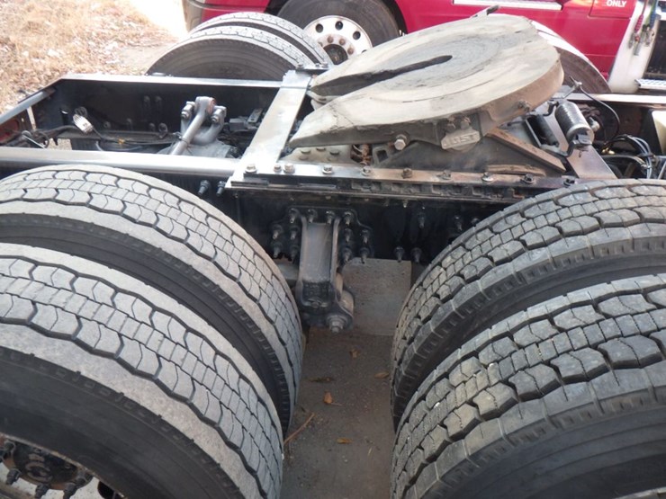 2021-volvo-vnl-300-image-4