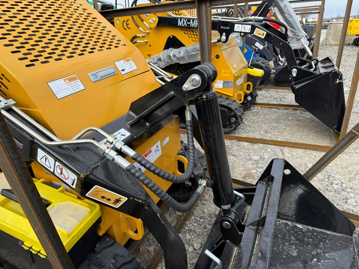 #83-•-unused-agt-mx-crt23-stand-on-tracked-loader-mxcrt232025j00636-inv#-35701-image-27