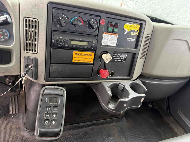 2011-international-digger-derrick-truck-image-16