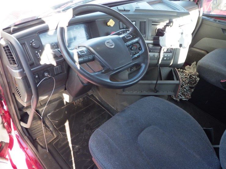 2021-volvo-vnl-300-image-22