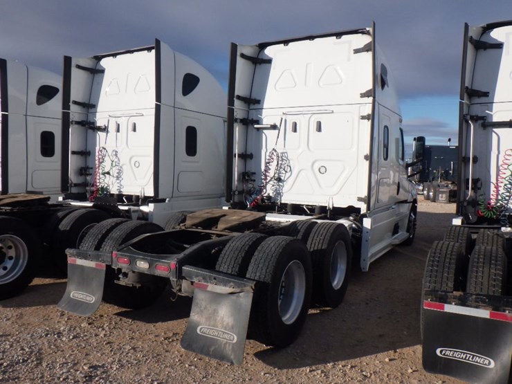2022-freightliner-cascadia-126-image-9