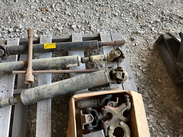 #35884-•-lot-of-drive-shafts,-top-link-and-dent-puller-image-5