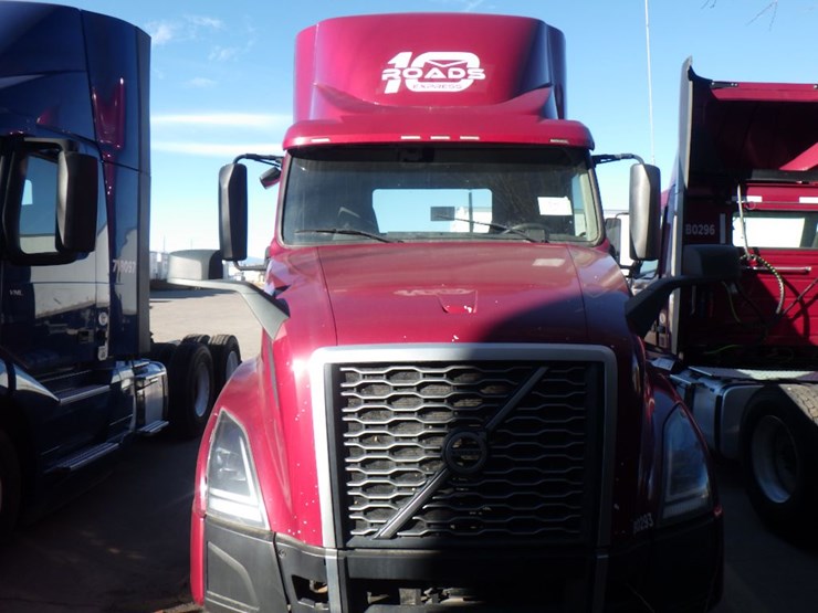 2021-volvo-vnl-300-image-2