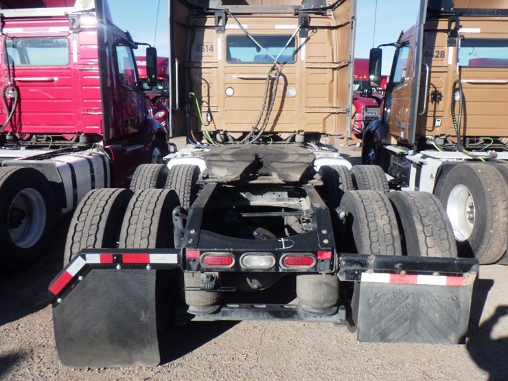 2022-volvo-vnl-300-image-9