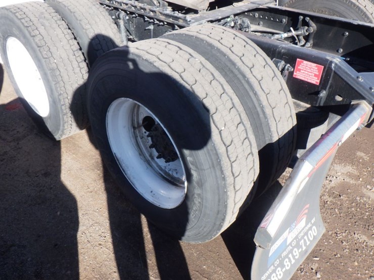 2022-volvo-vnl-300-image-12