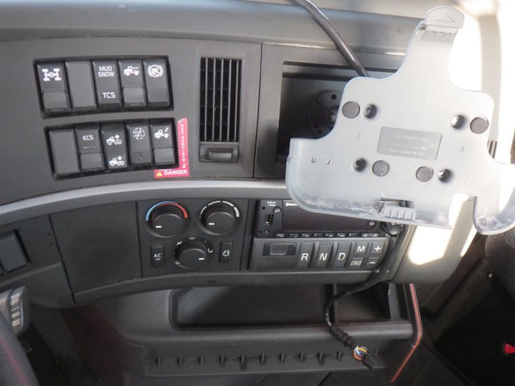 2022-volvo-vnl-300-image-16