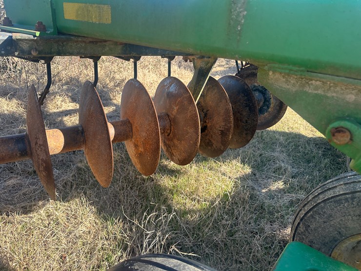 john-deere-32-image-42