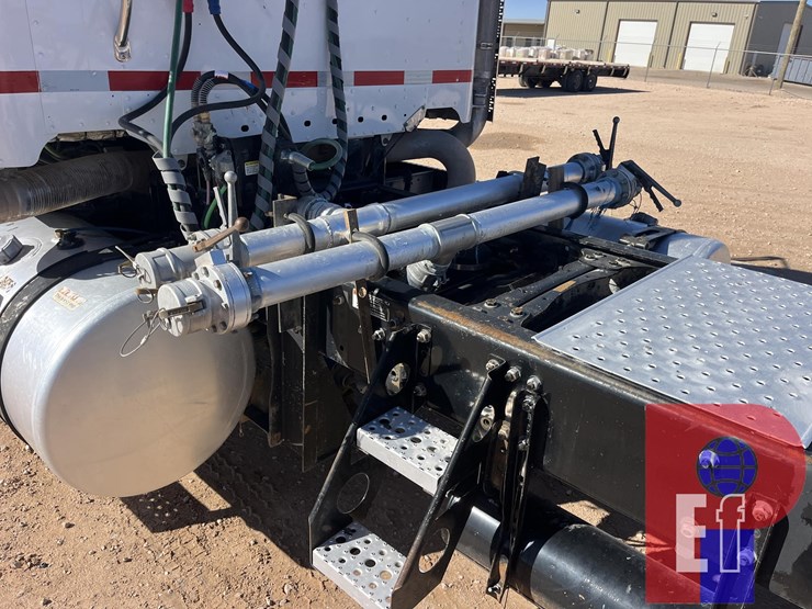 2021-freightliner-coronado-122-sd-image-3