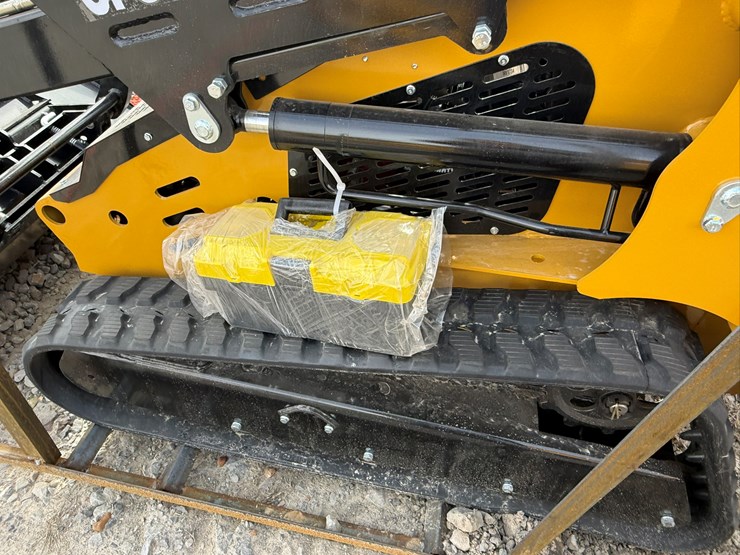 #77-•-unused-cfg-kkta27-stand-on-tracked-loader-kkta272025l110878-inv#-35713-image-11