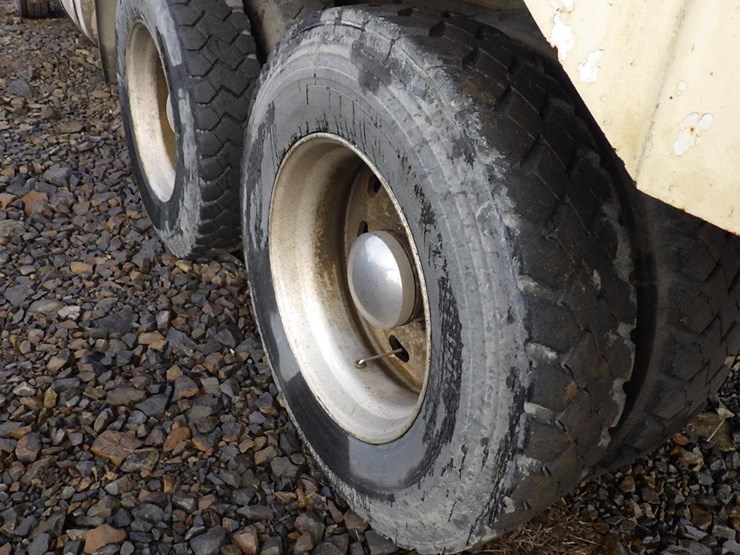 1990-peterbilt-379-image-21