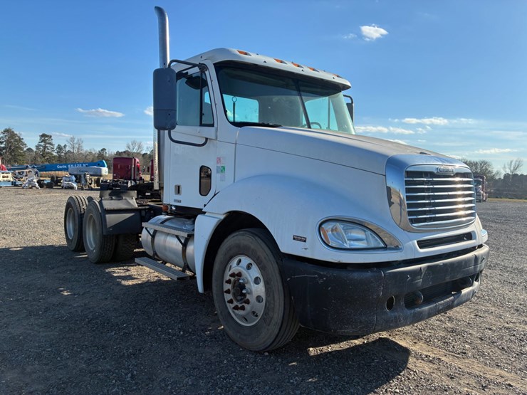 2007-freightliner-columbia-120-image-3