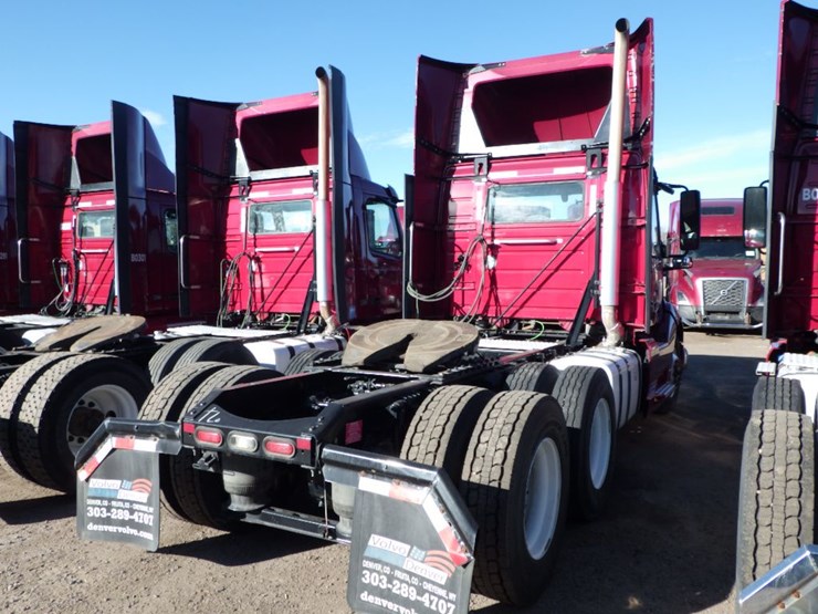 2021-volvo-vnl-300-image-10