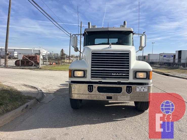 2015-mack-pinnacle-chu613-image-2