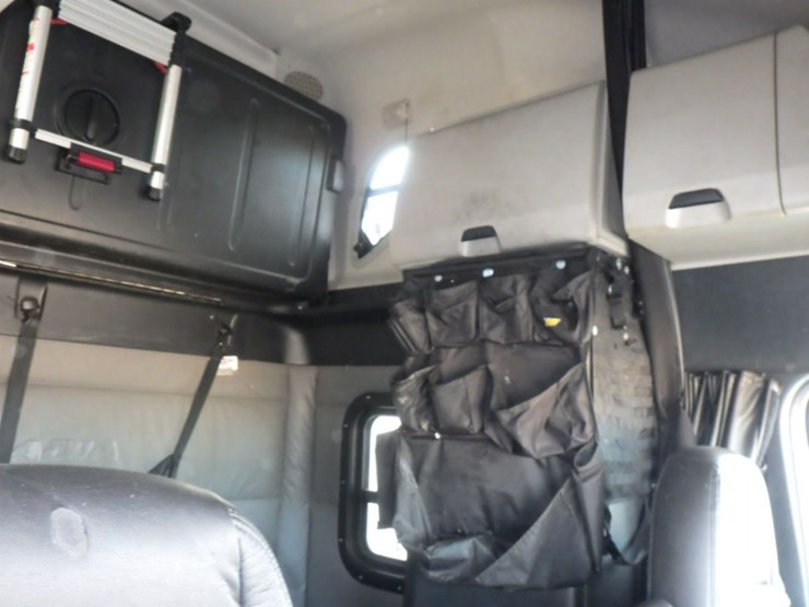 2022-freightliner-cascadia-126-image-4