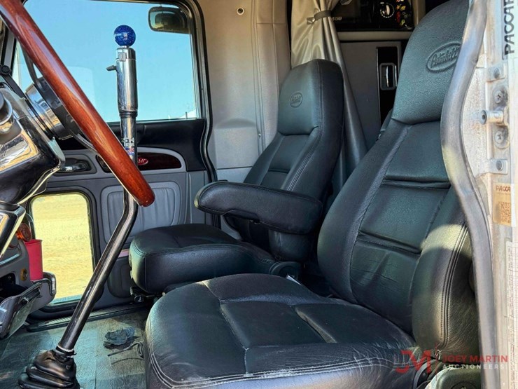 2021-peterbilt-389-image-32