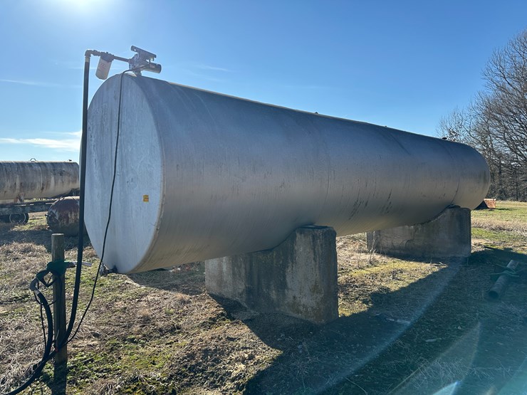 #35828-•-~3,700-gallon-fuel-tank-w/pump-image-1