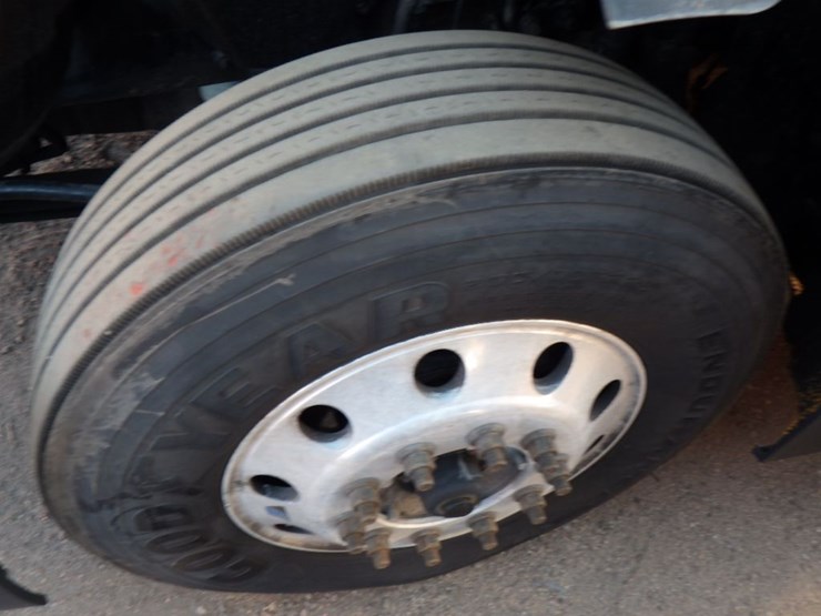 2022-volvo-vnl-760-image-24