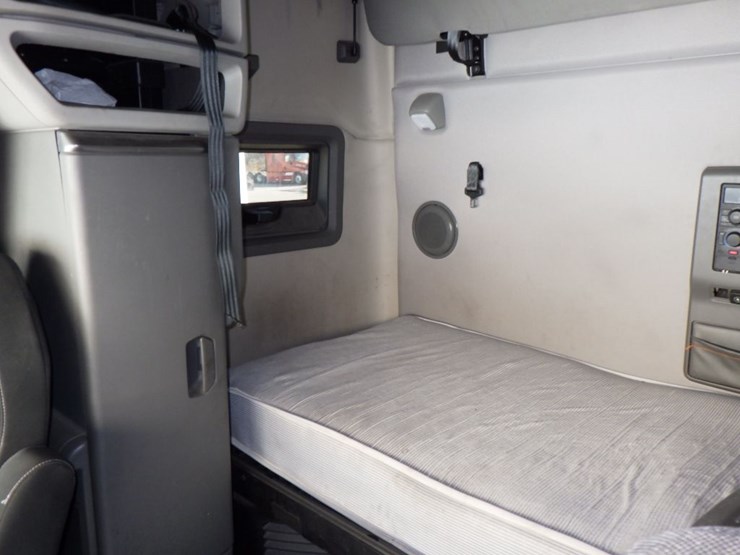 2020-volvo-vnl-760-image-21