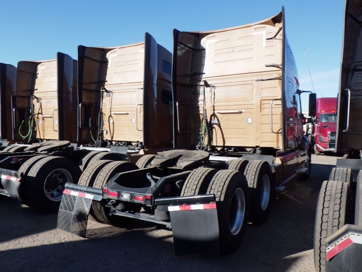 2022-volvo-vnl-760-image-11