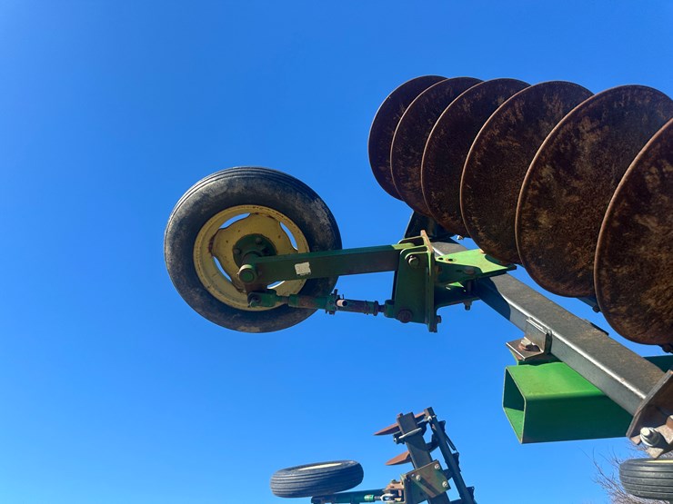 john-deere-32-image-26