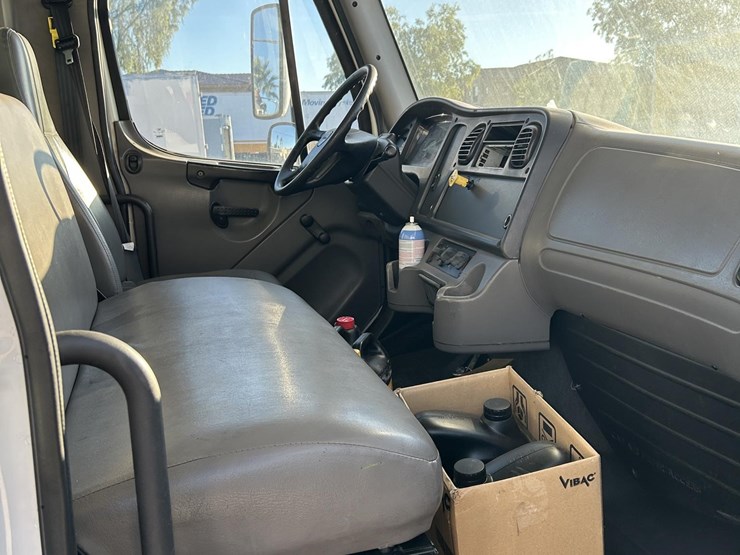 2007-freightliner-business-class-m2-106-image-6