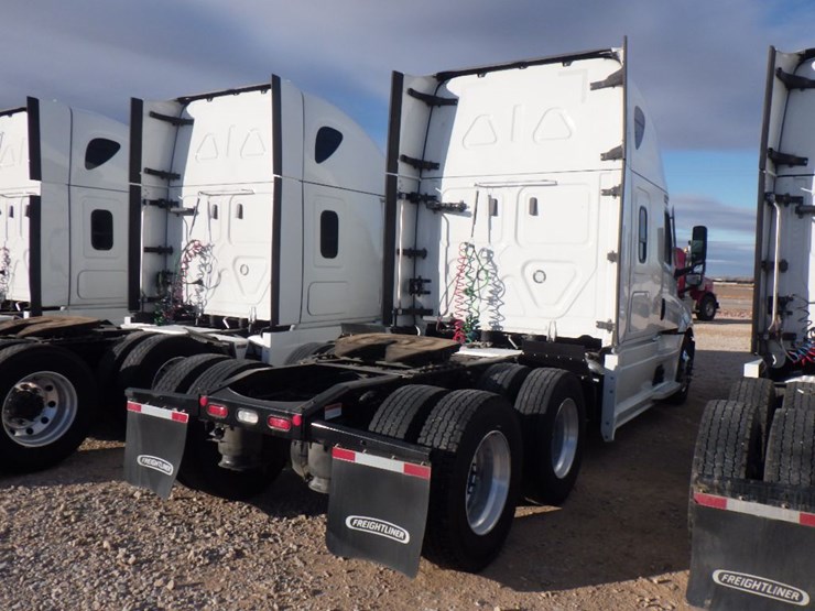 2022-freightliner-cascadia-126-image-11