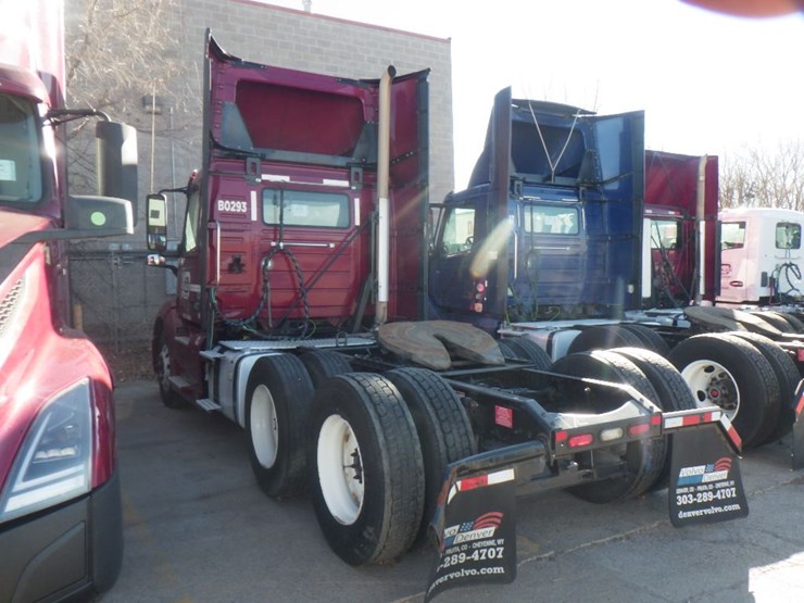 2021-volvo-vnl-300-image-10