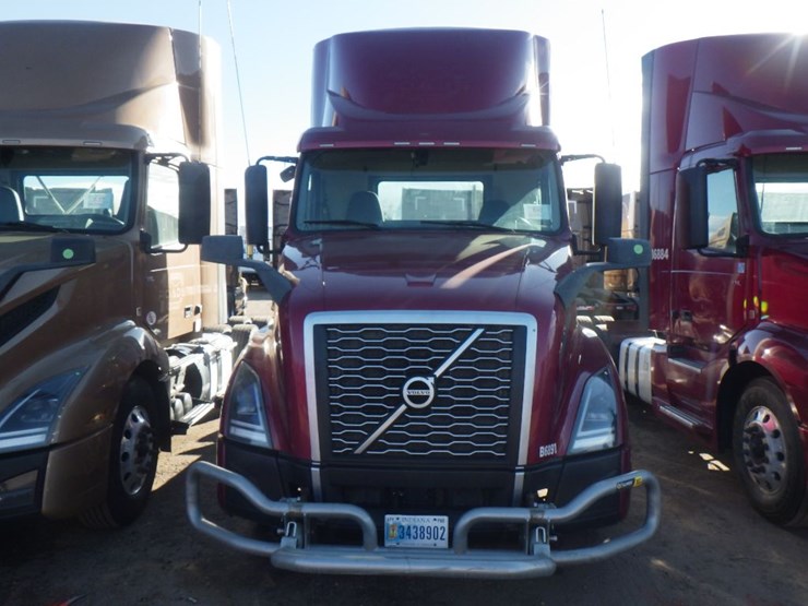 2022-volvo-vnl-300-image-2