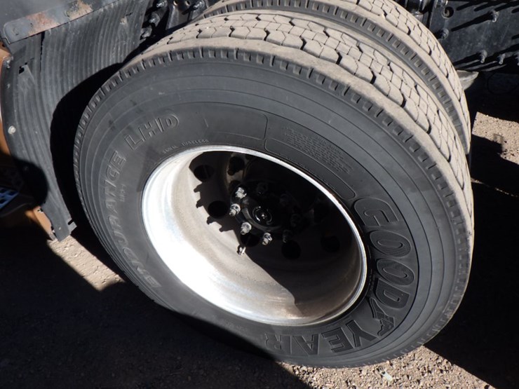 2022-volvo-vnl-760-image-17