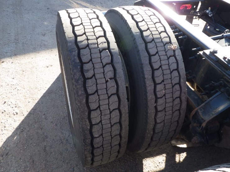 2021-volvo-vnl-300-image-9