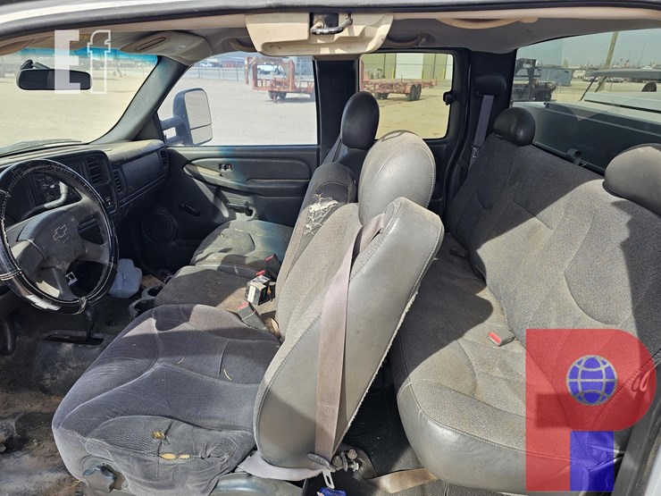 2004-chevrolet-silverado-2500hd-image-15