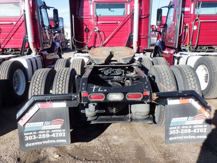 2022-volvo-vnl-300-image-12