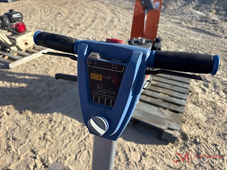 clarke-vantage-14-floor-scrubber-image-5