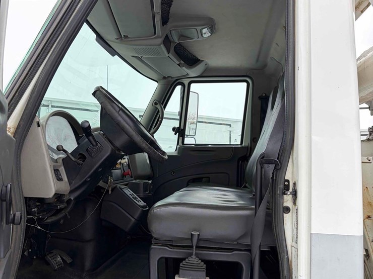 2011-international-digger-derrick-truck-image-15