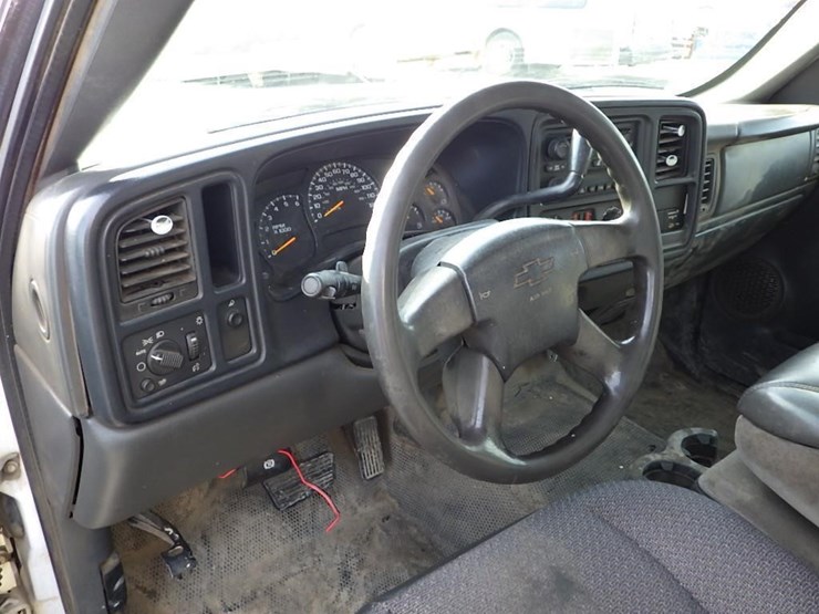 2005-chevrolet-3500-image-22