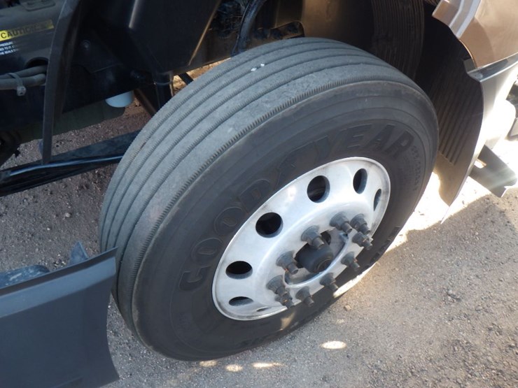 2022-volvo-vnl-300-image-20