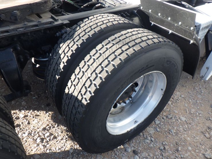 2022-freightliner-cascadia-126-image-8