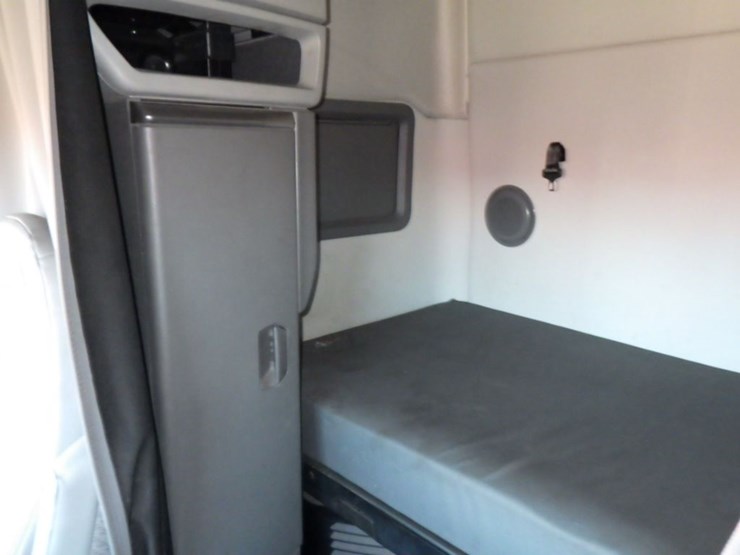 2022-volvo-vnl-760-image-21