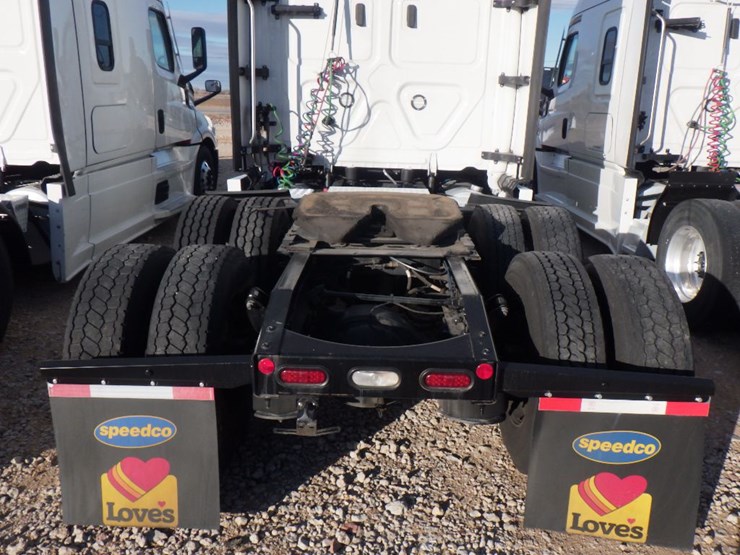 2022-freightliner-cascadia-126-image-11