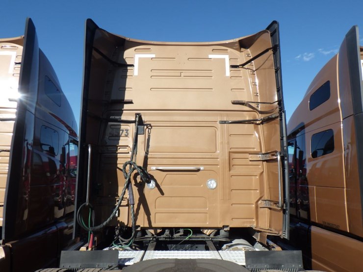 2022-volvo-vnl-760-image-11