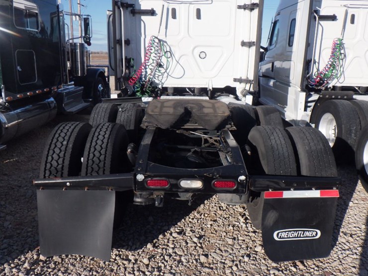 2022-freightliner-cascadia-126-image-11